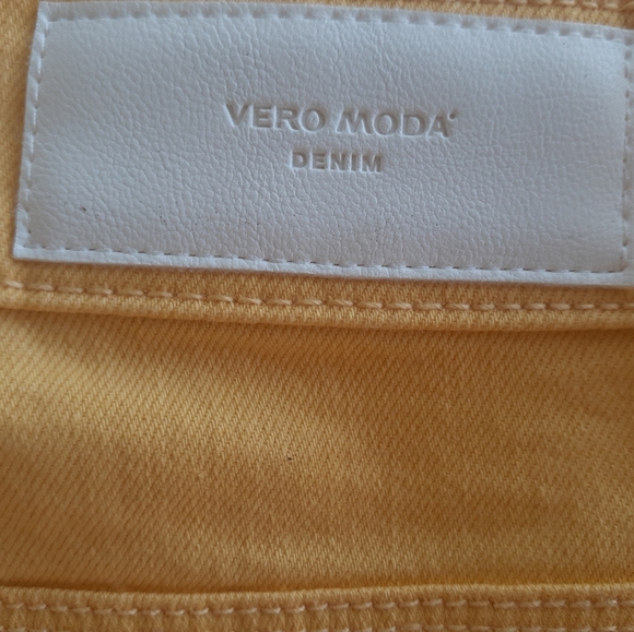 Vero Moda Women's Size XL Hot Seven  Mid-Rise Denim Shorts in Yellow - Picture 8 of 10